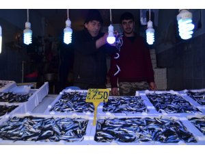 Tezgahlar şenlendi ama bu defa müşteri yok