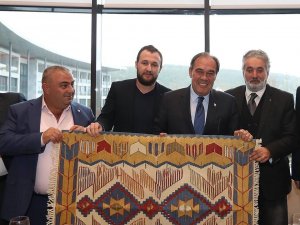 TFF Başkanı Demirören’e Uşak kilimi ve kuzu postu hediye edildi