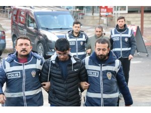 Yaşlı kadını dolandıran sahte polisler yakalandı