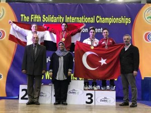 Kağıtsporlu Berfin halterde 2 madalya kazandı