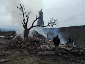 Yangında evi yanan aileye Kızılay’dan yardım eli