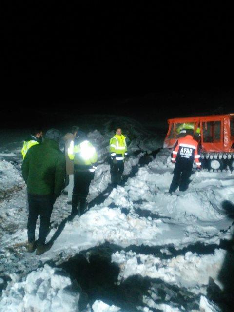 Kar ve tipi nedeniyle mahsur kalan iki işçi kurtarıldı