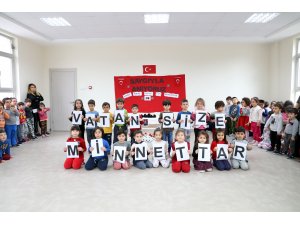 Minik öğrenciler, şehit polis memurunu andı