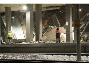 Tren kazasında enkaz kaldırma çalışması sürüyor