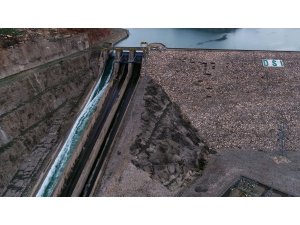 Dicle Barajı'nın kapaklarından birinin yağış nedeniyle kopması