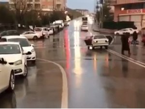 Kapıları açık vaziyette seyreden araç tehlike saçtı