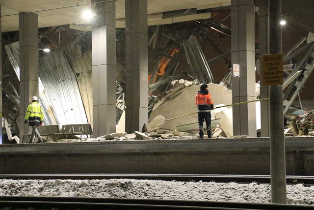 Tren kazasında enkaz kaldırma çalışması sürüyor