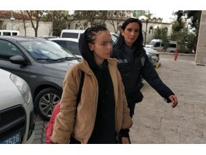 Alışveriş merkezindeki 2 hırsızlık zanlısı kadın yakalandı