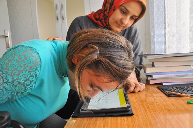 Engelli Ümmühan okuma azmiyle örnek oluyor