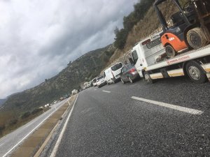 Islak zeminde kayan tır duvara çarptı: 1 yaralı