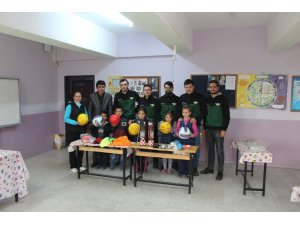 Akhisarsporlu taraftarlardan öğrencilere spor malzemesi