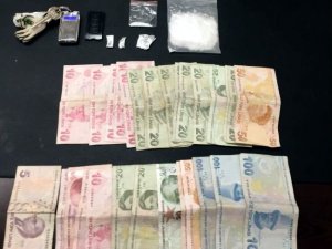 Uyuşturucu operasyonunda yakalanan şahsın araması bulunduğu ortaya çıktı