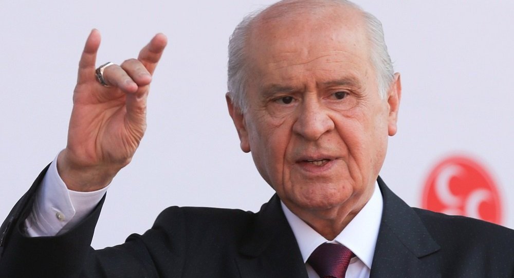 Bahçeli, Ülkü Ocakları'ndaki tüm yönetimi görevden aldı