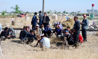 Lokomotif traktör römorkuna çarptı
