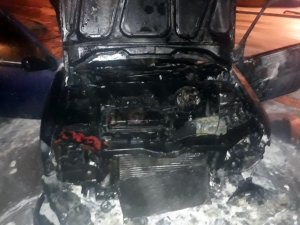 Seyir halindeyken alev alan otomobil kullanılamaz hale geldi