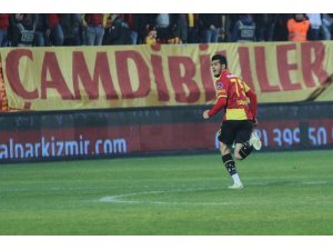 Yırtık çorap modasına Göztepeli Tayfur da katıldı