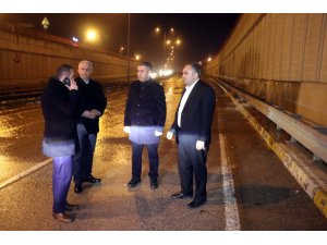 Patlayan su borusu kara yolunda ulaşımı aksattı