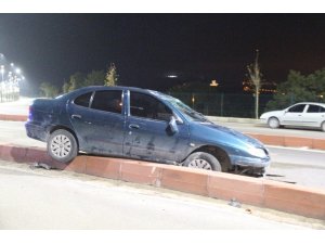 Kaza yaptı, otomobili bırakıp kaçtı