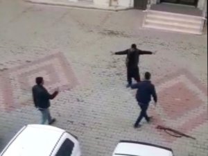 Borcunu alamadığını iddia ederek av tüfeğiyle siteyi bastı