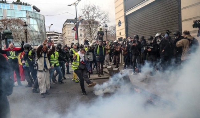Macron'un çağrıları işe yaramadı, ortalık karıştı!