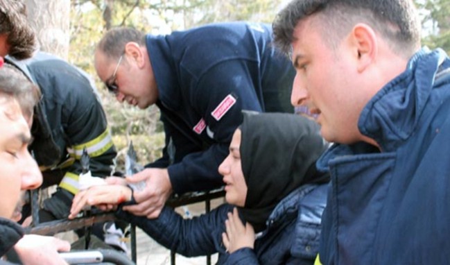 Atlamak isterken eline saplandı!