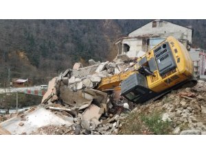 Bina kepçenin üzerine yıkıldı, o anlar saniye saniye görüntülendi