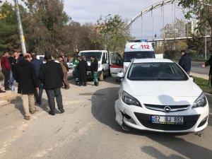 İki otomobil çarpıştı: 1 Yaralı
