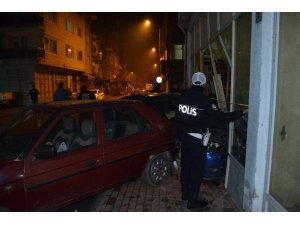 Ticari araçla çarpışan otomobil iş yerine daldı: 2 yaralı