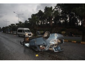 Refüje çarpan otomobil takla attı: 2 yaralı