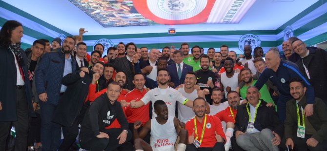 Ahmet Davutoğlu Konyaspor'un maçını izledi