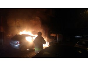 Bahçelievler’de park halinde otomobil alev alev yandı