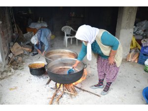 Aksekili kadınların nar ekşisi mesaisi