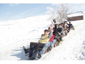 Köydeki çocukların "kızak" keyfi