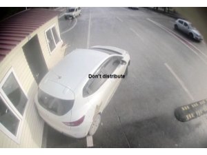 Islak zeminden kayan otomobil, HGS işlemlerinin yapıldığı kulübeye çarptı