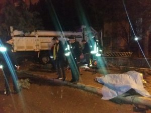 Otomobille kamyon çarpıştı: 1 ölü, 3 yaralı