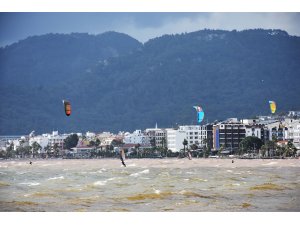 Marmaris'te adrenalin tutkunlarının sörf keyfi
