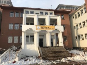 Bingöl’de okulun girişindeki çatı kardan çöktü