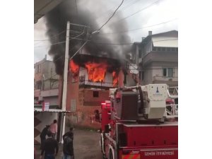 Perde tutuştu, ev kullanılamaz hale geldi