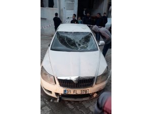 Aşırı hızla giden sürücü ara sokakta takla attı