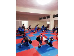 Tufanbeylili gençler muay thai öğreniyor