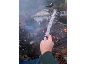 Köylülerin çabası yetersiz kaldı, ahşap ev tamamen yandı