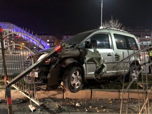Hafif ticari araç, demir korkuluklara çarptı