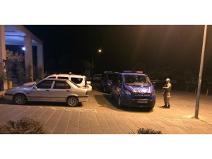 Yolun karşısına geçmeye çalışan anne ve kızına otomobil çarptı: 2 yaralı