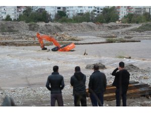 Antalya Boğaçay’da iş makinesi suya gömüldü