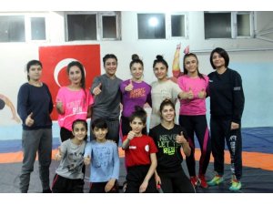 Siirtli kadınların güreşe ilgisi artıyor