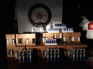 Kumaş parçalarının arasından 3 bin litre kaçak içki çıktı