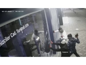 Kocaeli’de hırsızlar 1.5 dakika 80 bin TL’lik telefon ve tablet çaldılar