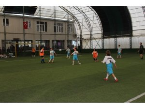 Adapazarı’nda miniklerin futbol coşkusu devam ediyor