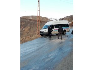 Öğrenci servisi elektrik direğine çarparak durdu