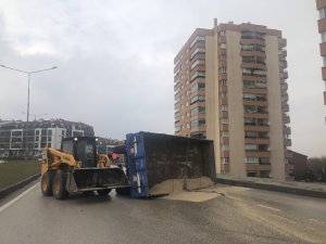 Hayvan yemi yüklü traktör römorku devrildi